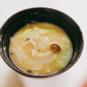 キャベツと冷凍きのこ、玉ねぎ味噌汁